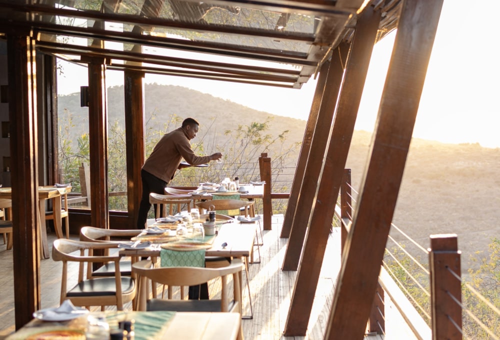 Restaurantbereich der Rhino Ridge Safari Lodge